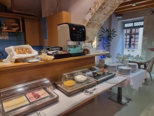 ハニア・タウンにあるElia Zampeliou Hotelのキッチン(テーブルの上に食べ物を並べたビュッフェ付)