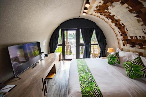 a bedroom with a large bed and a large window at DAMNERNPAWA in Bang Khon Thi