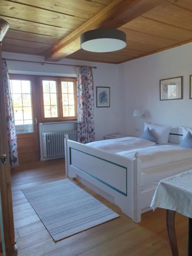 una camera con 2 letti e un soffitto in legno di Haus Kaiser a Rottach-Egern