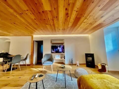 a room with a bed and a table and chairs at Appartement Rosa au coeur des 4 Vallées in Conthey