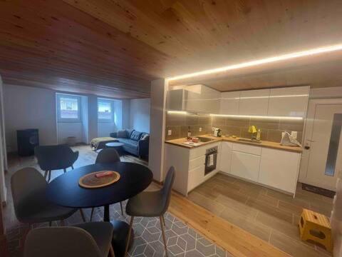 una cucina e un soggiorno con tavolo e sedie di Appartement Rosa au coeur des 4 Vallées a Conthey