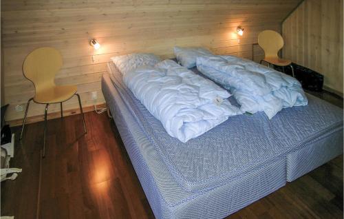 KegnæshøjにあるAmazing Home In Sydals With Saunaの大きな青いベッド1台(椅子2脚付)