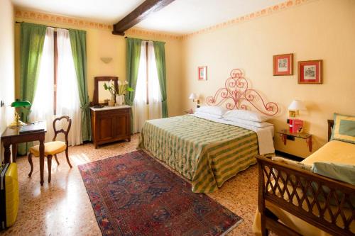sypialnia z łóżkiem, biurkiem i oknem w obiekcie Da Gin w mieście Castelbianco