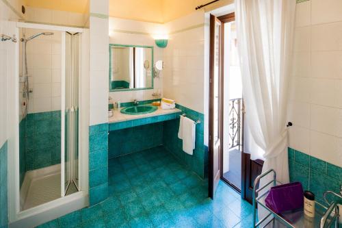 W łazience znajduje się umywalka i prysznic. w obiekcie Da Gin w mieście Castelbianco