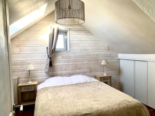 1 dormitorio con 1 cama y 2 mesas con lámparas en Appartement moderne Bayeux centre, en Bayeux