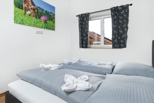 a bedroom with two beds and a window at Berg Fux - Ferienwohnung Louis der Fux in Sonthofen