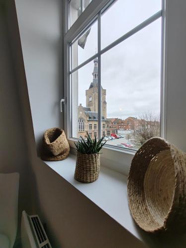a window sill with a view of a building at " Belle " Étoile in Bailleul