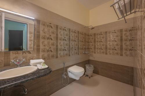 y baño con aseo y lavamanos. en Seven Hills Shimla by Him Haults Hospitality en Shimla