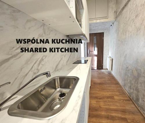 Una cocina o cocineta en Pomorska86 Aparts - Łódź Centrum