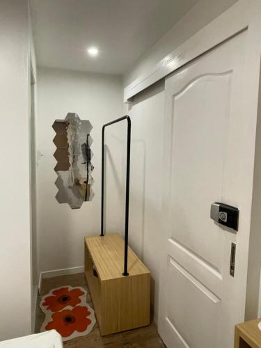 Zimmer mit einer Tür und einer Holzkiste in der Unterkunft PI House Chiangkhan in Loei