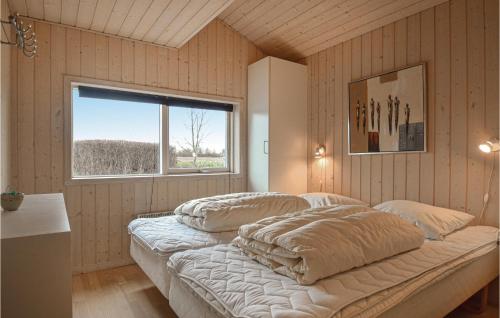 FæbækにあるShusのベッドルーム1室(ベッド2台、窓付)