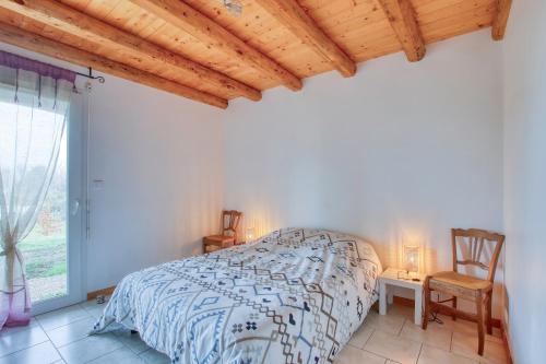 シーニュにあるEntre Pins et Soleil - Maison avec piscine privéeの木製の天井が特徴のベッドルーム1室(ベッド1台付)