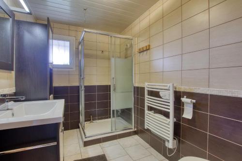 Ванна кімната в Entre Pins et Soleil - Maison avec piscine privée
