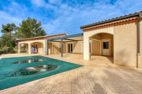 - une piscine dans la cour d'une maison dans l'établissement Entre Pins et Soleil - Maison avec piscine privée, à Signes