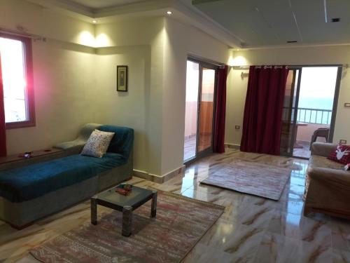 a living room with a couch and a table at Flores casas de playa in Alexandria