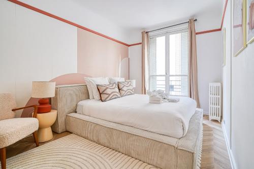 une chambre avec un lit et une fenêtre dans l'établissement Apartment next to Palais des Congrès - Neuilly - II, à Neuilly-sur-Seine