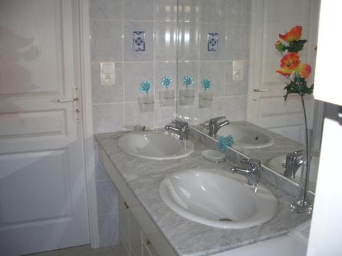 Saint-Étienne-lès-Remiremontにあるl'escapadeの洗面台2つとシャワー付きのバスルーム