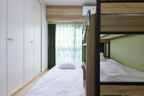a bedroom with two bunk beds and a window at It’ ta de MORRIS/RETRO in Osaka