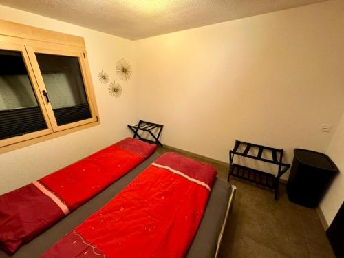 a bedroom with two beds and a window at Ferienwohnung Brunni-Lodge am Grossen Mythen in Alpthal