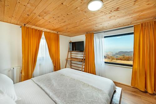 sypialnia z łóżkiem i dużym oknem w obiekcie Casa Davana w Klużu-Napoce