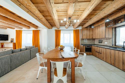 uma cozinha e sala de jantar com tecto em madeira em Casa Davana em Cluj-Napoca