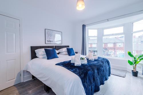 En eller flere senge i et værelse på Stunning 3-bed home in Anfield by 53 Degrees Property, Ideal For Big Groups, FREE parking!