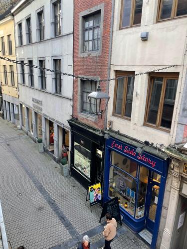 vista su una strada con un piccolo negozio di Suite 26-Appartement au coeur de Namur a Namur