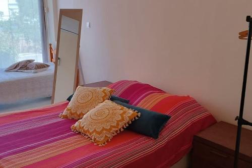 ein Bett mit bunten Kissen darüber in der Unterkunft Art house residence in Limassol
