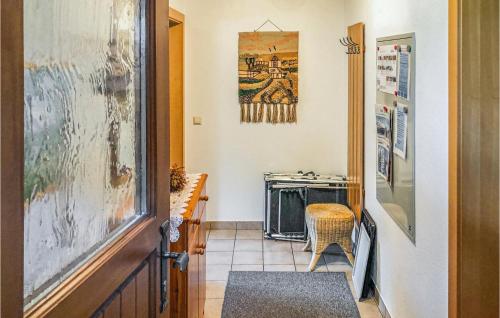 un salon avec une cheminée et une porte dans l'établissement Nice Apartment In Leutasch With 1 Bedrooms And Wifi, à Buchen