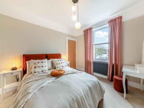 um quarto com uma cama e uma janela em The Procession em Berwick-Upon-Tweed
