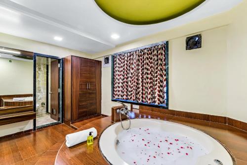 y baño grande con bañera grande. en Krushnai Resort, en Lonavala