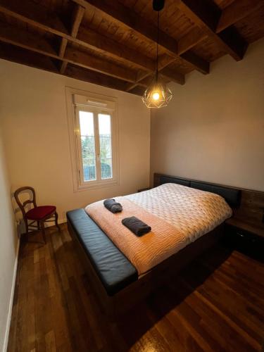 1 dormitorio con 1 cama en una habitación con ventana en Maison chaleureuse avec jardin en Bourges