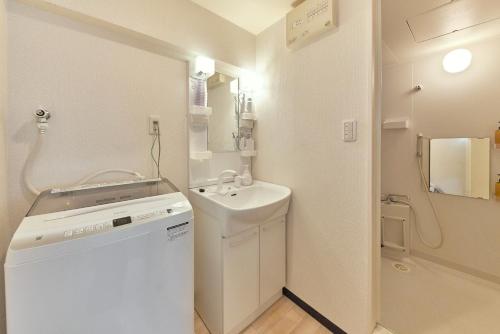 a small bathroom with a sink and a toilet at It’ ta de MORRIS/RETRO in Osaka