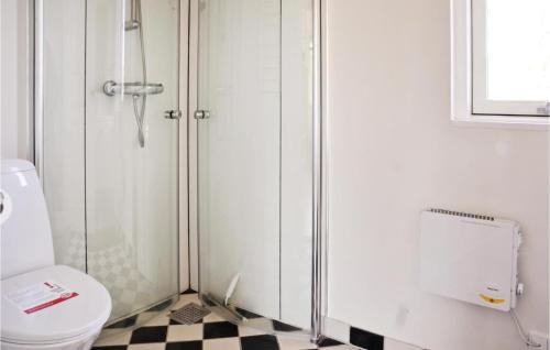 uma casa de banho com um chuveiro e um WC. em Beautiful Home In Otterup With 2 Bedrooms And Wifi em Otterup