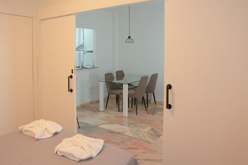 una sala con tavolo e sedie e una sala da pranzo di Precioso piso residencial a Siviglia
