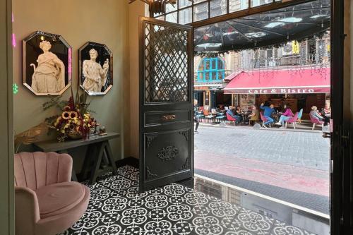 イスタンブールにあるSentire Hotels & Residencesの通りの景色を望むドア付きの部屋