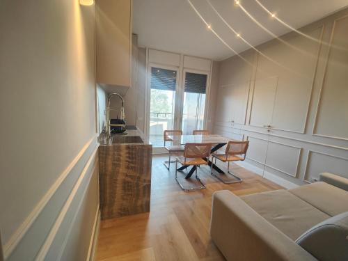 ein Wohnzimmer mit einem Tisch und einem Sofa in der Unterkunft Ottoboni 2B Luxury Penthouse in Mailand