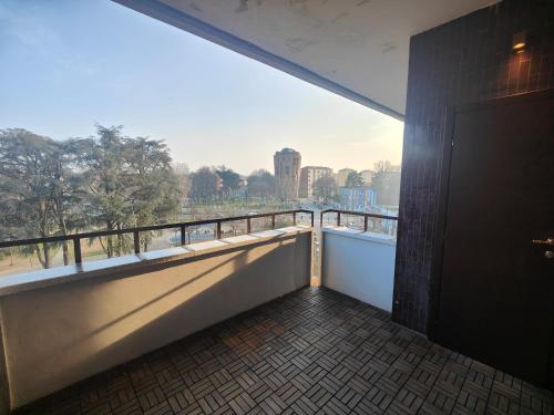 Zimmer mit Balkon und Flussblick in der Unterkunft Ottoboni 2B Luxury Penthouse in Mailand