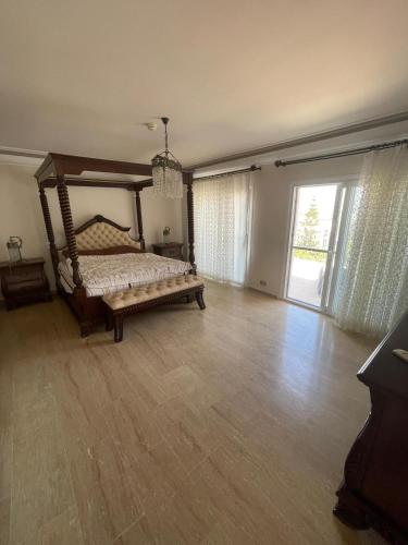 een slaapkamer met een bed en een groot raam bij SakEn PrivateVilla Kıbrıs Girne KKTC Kyrnea Cypurs in Edremit