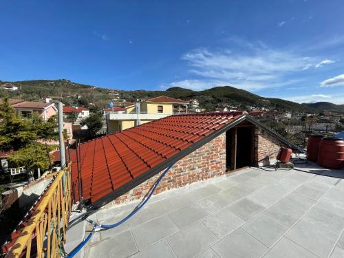 a roof of a house with a red roof at Hotel Bar Restaurant Mete in Peshkëpi