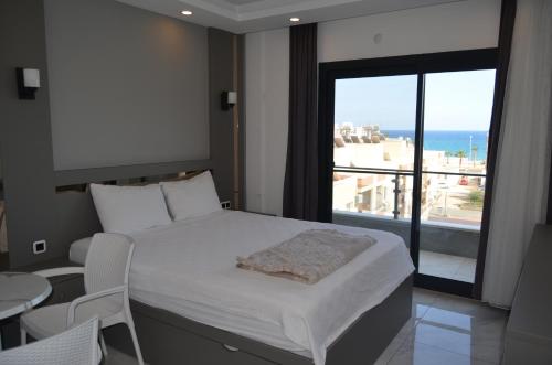 a bedroom with a bed with a view of the ocean at Akdeniz Yaşam Otel in Silifke