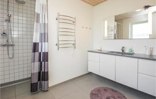 y baño con lavabo y ducha. en Beautiful Home In Haderslev With Kitchen en Årø