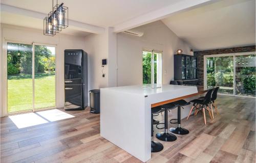 - une cuisine avec un comptoir blanc et des chaises dans l'établissement Pet Friendly Home In Trets, à Trets