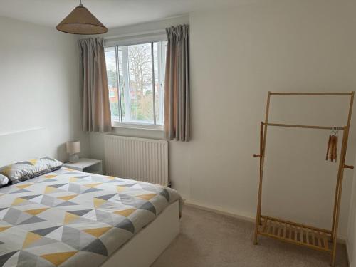 Postel nebo postele na pokoji v ubytování Town Centre, top floor 2 bed apartment with parking