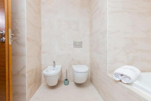 Un baño de Aristocratic Abode: Luxurious 2BR Flat in Agdal