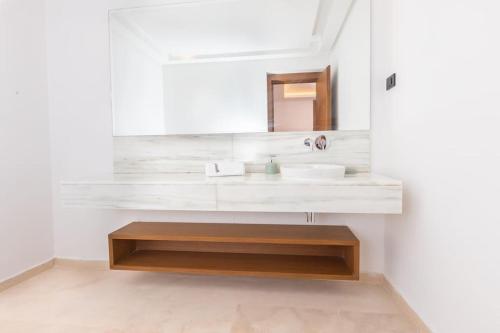 Un baño de Aristocratic Abode: Luxurious 2BR Flat in Agdal