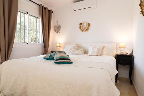 1 Schlafzimmer mit 2 Betten und einem Fenster in der Unterkunft Villa Rosario in Marbella