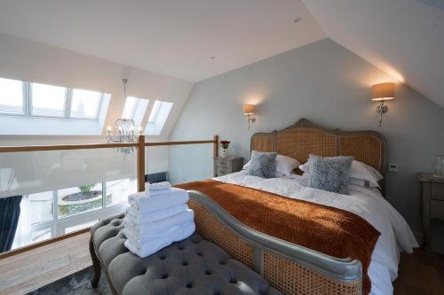 sypialnia z dużym łóżkiem i krzesłem w obiekcie Pigeon Cottage - Luxury country steading w mieście Perth