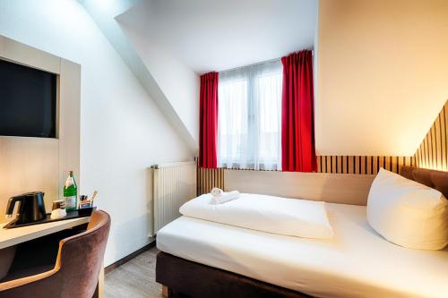 Кровать или кровати в номере Home Hotel