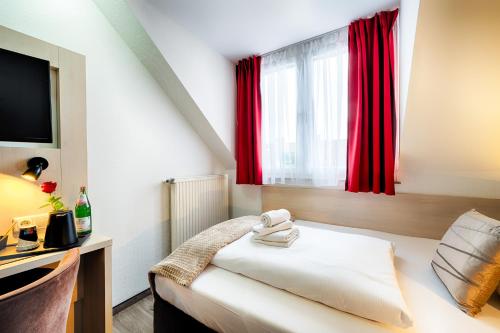 Кровать или кровати в номере Home Hotel